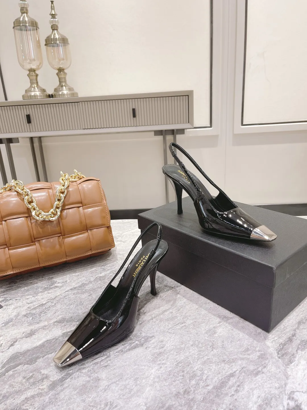 👟👟Ex-factory price 480👟👟 🔝Saint laurent*YSL early spring catwalk style rose Park Caiying same style high heels👠 YSL's metal iron-toe high heels are made of leather. The stiletto heel creates a classic, elegant, fashionable and avant-garde look. The workmanship and materials of the shoes are the same as the original ones. Welcome to compare🆚 Upper: matte cowhide/cow patent leather Inner: sheepskin lining Genuine leather outsole Heel height: 7cm 9cm Size: 35-39🐴 Order 40 with original packaging